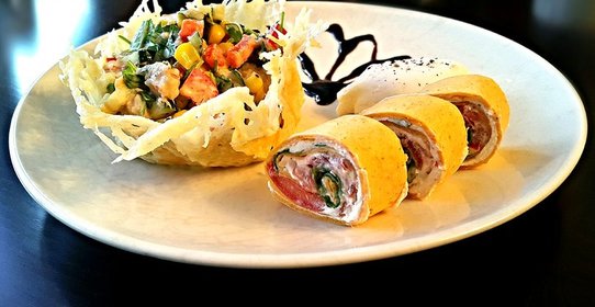 Рулетики с овощами и салат с креветками в сырной корзинке