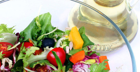 Микс-салат с крабовым мясом и овощами