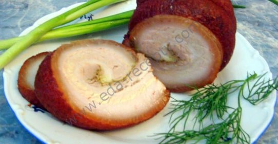 Рулет из сала вареного в луковой шелухе