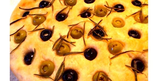 Фокачча с оливками и розмарином