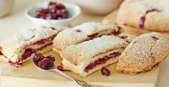 Быстрый пирог с вареньем к завтраку