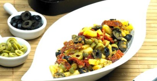 Свежий и легкий салат из молодого картофеля, перцев и маслин