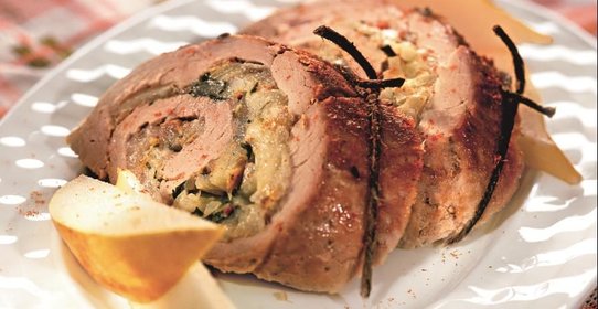 Рулет из свинины с грушами и сыром