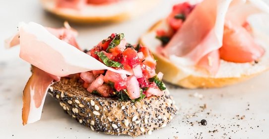 Тартин с клубникой и сыровяленым мясом