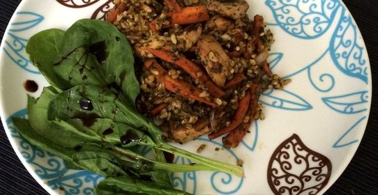 Плов из цельнозернового риса и шпината