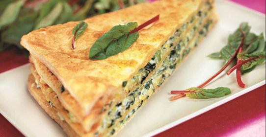 Наполеон со шпинатом, листьями черемши и капустой