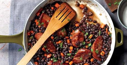 Черная фасоль с колбасками
