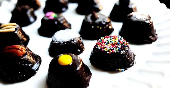 Шоколадные пирожные в сливочной глазури