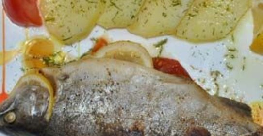 Салат из шпината с помидорами и авокадо