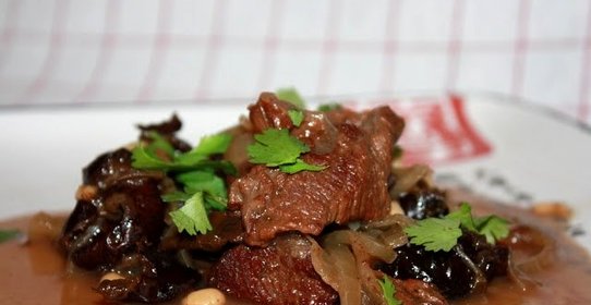 Говядина с черносливом в мультиварке