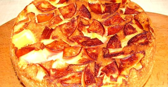 Шарлотка с ананасами в мультиварке