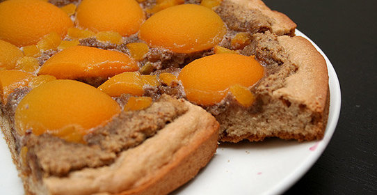 Ореховый пирог с абрикосами