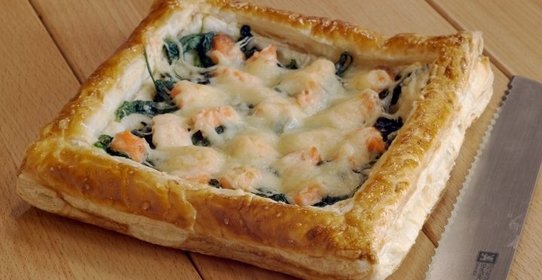 Слоеный пирог с форелью и шпинатом