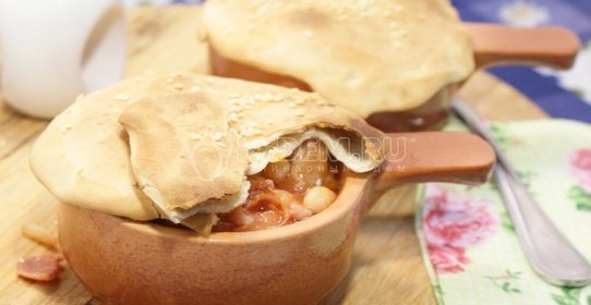 Мясо в горшочках с помидорами и фасолью