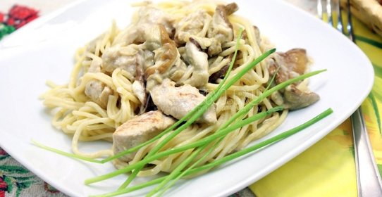 Спагетти с грибами и курицей