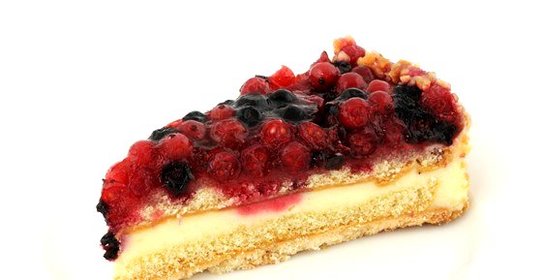 Пирог в белой глазури с красной смородиной