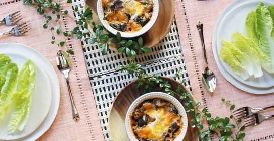 Запеченные яйца с картофелем, грибами и сыром