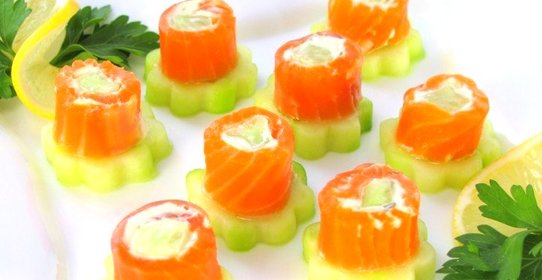 Рулетики из форели с огурцами и сливочным сыром