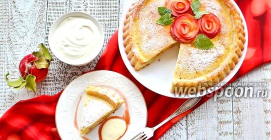 Шарлотка с яблоками и сметанным соусом