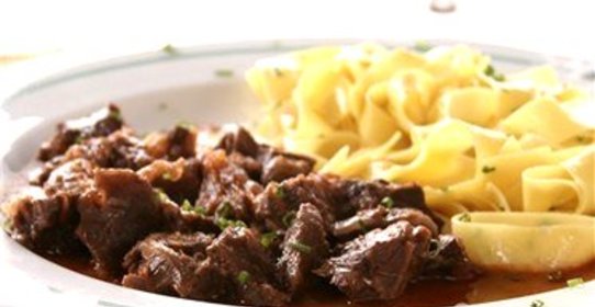 Говядина тушеная с макаронами