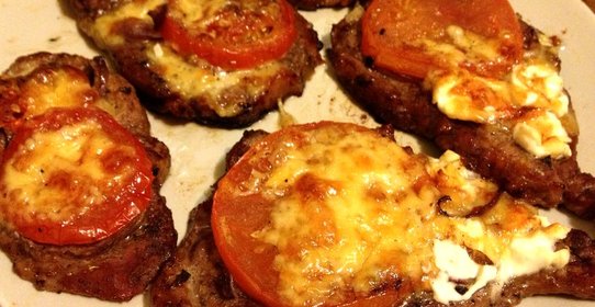 Мясо по‑французски с луком и помидорами