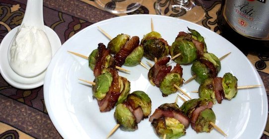 Шашлычки из брюссельской капусты с беконом