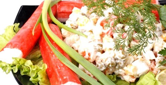 Крабовый салат с кукурузой и зеленым горошком