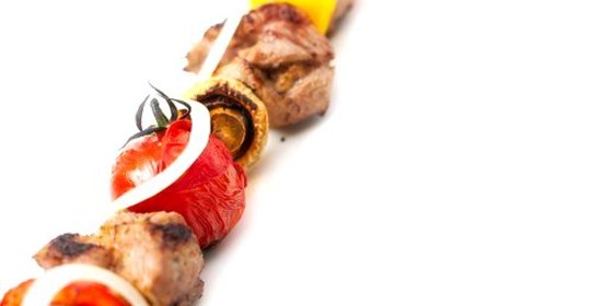 Маринованный в портвейне говяжий шашлык с помидорами, грибами и перцами