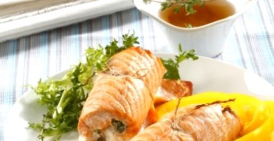 Рулеты из лосося с рукколой и пармезаном