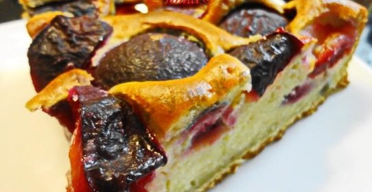 Сметанный пирог со сливами