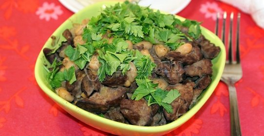 Мясо, жареное с луком и яблоками