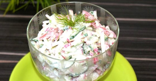 Острый весенний салат с колбасой