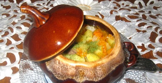 Свинина с овощами в горшочке