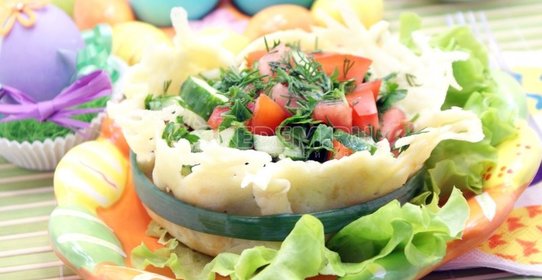 Овощной салат в сырной корзинке