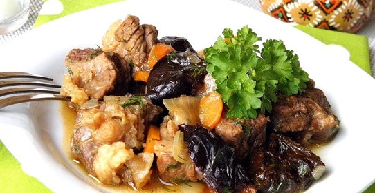 Тушеная говядина с черносливом