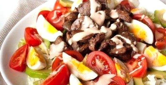 Перигорский салат с куриной печенью и овощами