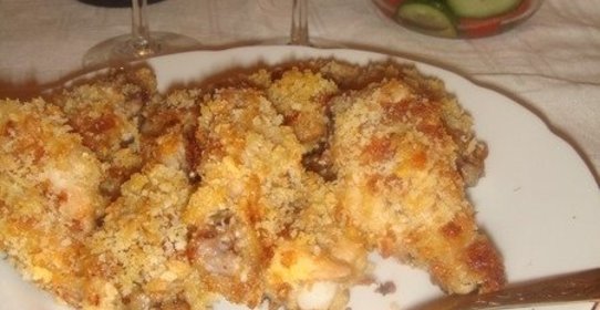 Куриные крылышки в панировке из хлебной крошки и сыра