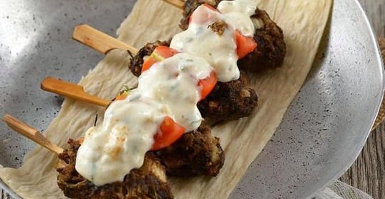 Кефта с йогуртовым соусом