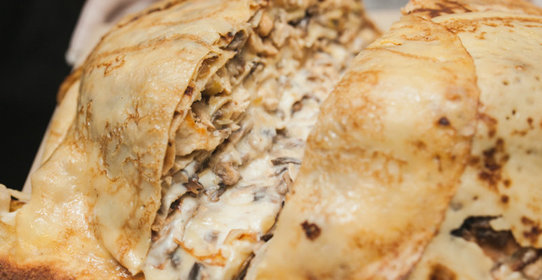 Блинный пирог с грибами и курицей