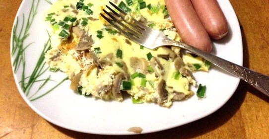 Омлет с шампиньонами и зеленым луком