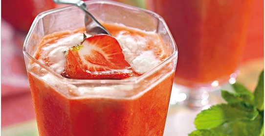 Клубничный суп с медовым крем-фрешем