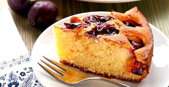 Пирог со сливами в мультиварке