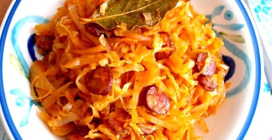 Тушеная капуста с колбасками