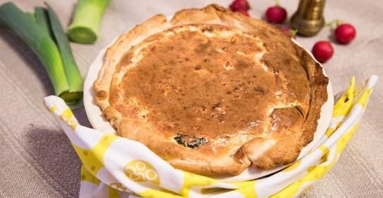 Сырный пирог с красной рыбой