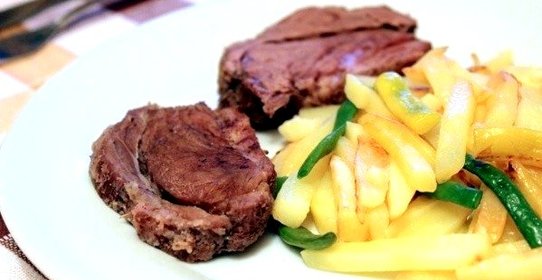 Телятина в бруснично-луковом маринаде