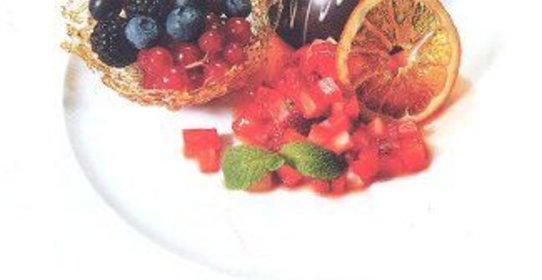 Шоколадный десерт с ассорти из свежих ягод и тартаром из клубники