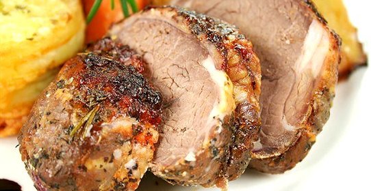 Запеченая баранина по‑гречески с картофелем и маслинами