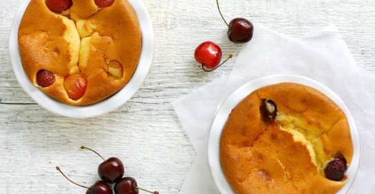 Быстрый творожный пирог с черешней