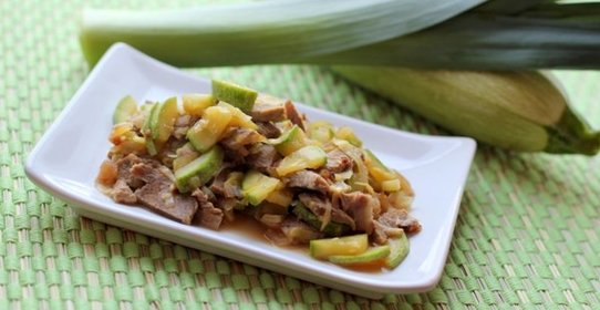 Телятина с кабачком и пореем