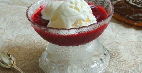 Мороженое пломбир с ягодным киселем
